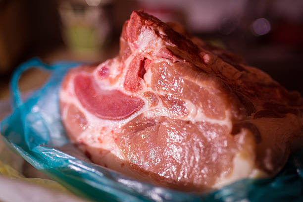 nahaufnahme frischen natürlichen rotem fleisch. - animal bone chop close up color image stock-fotos und bilder