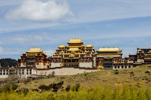 Songzanlin Monastery is the largest Tibetan Buddhist monastery in Yunnan, Songzanlin Monastery is one of the famous monasteries in the Kang region. It is located at the foot of Foping Mountain.