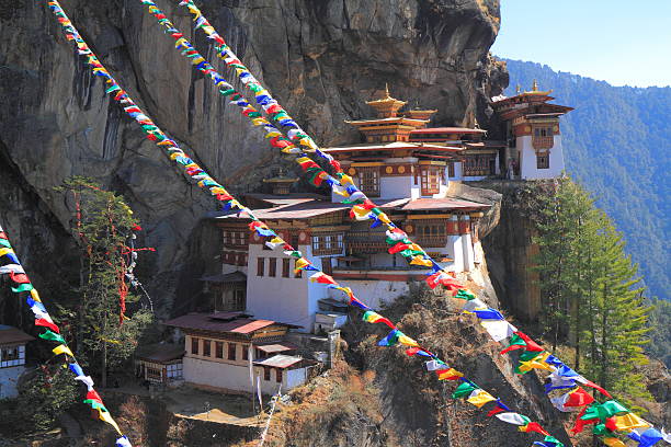 nid du tigre, le monastère de taktsang, bhoutan - monastère de taktsang photos et images de collection