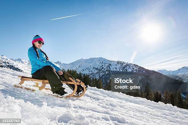 Chica En Un Trineo Va De Descenso Foto de stock y más banco de imágenes de Nieve - Nieve, Trineo - Artículo recreativo, Velocidad