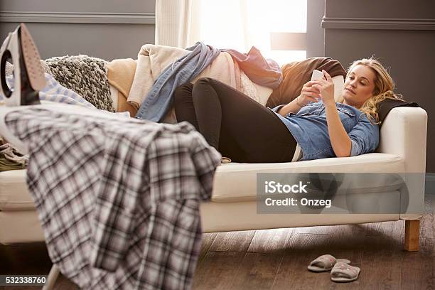 若い女性から一息つき家事 - 怠惰のストックフォトや画像を多数ご用意 - 怠惰, 女性, 女性一人