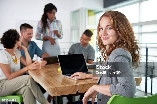 Bild Von Ein Erfolgreiches Legere Geschäftsfrau Benutzt Laptop Während Stockfoto und mehr Bilder von Marketing