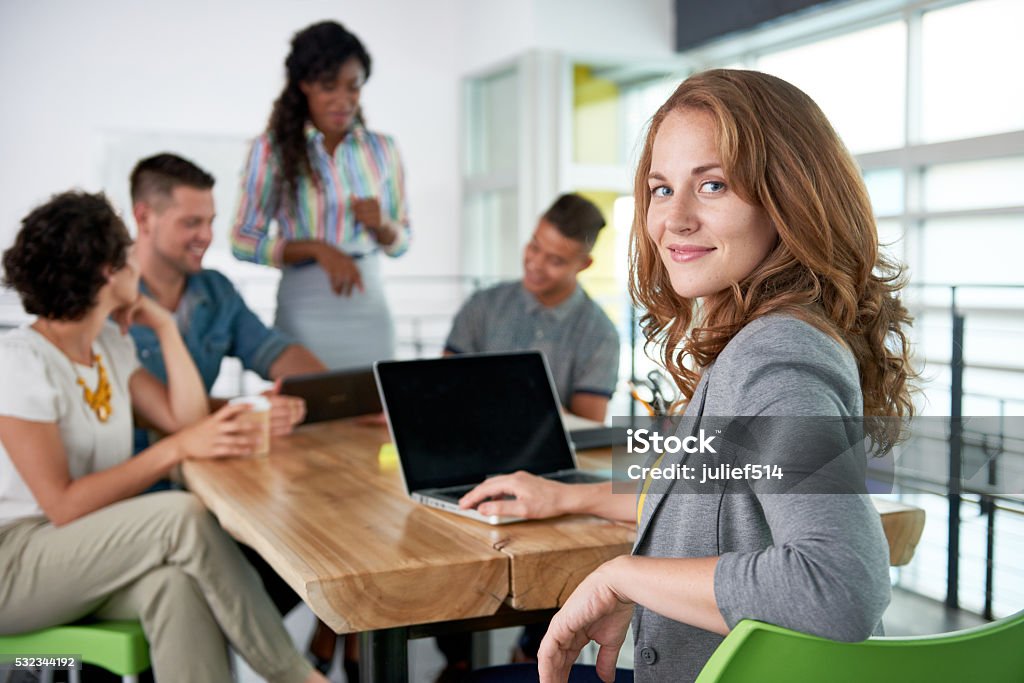 um imagem de uma mulher de negócios de sucesso casual Usando laptop durante - Foto de stock de Marketing royalty-free