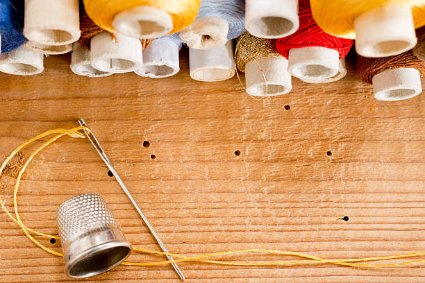 needle with thread and thimble - thimble sewing item close up studio shot imagens e fotografias de stock