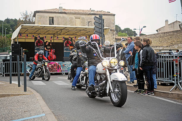campo de motociclistas en la calle - harley davidson engine motorcycle style fotografías e imágenes de stock