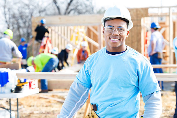 pewnie ochotniczki konstrukcja brygadzista w miejscu pracy - foreman building contractor hardhat men zdjęcia i obrazy z banku zdjęć