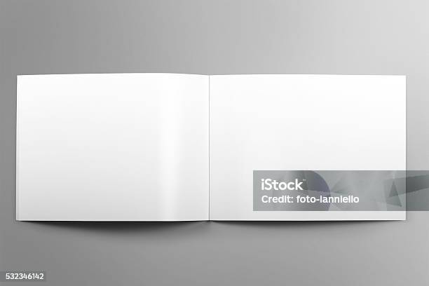 Horizontal Folleto Mockup En Blanco Sobre Fondo Gris Claro Foto de stock y más banco de imágenes de Folleto