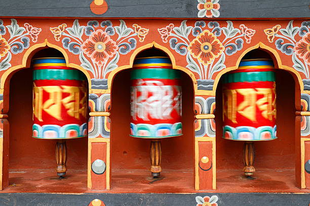 ruedas de oración budistas - bhutan himalayas wheel vibrant color fotografías e imágenes de stock