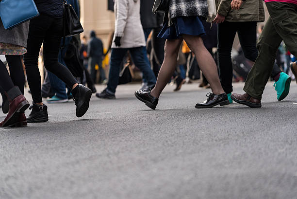 grande gruppo di persone a piedi sulla passerella - london england on the move commuter rush hour foto e immagini stock