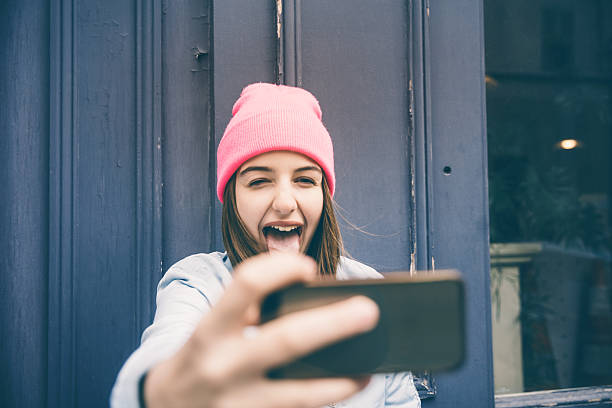 rapariga adolescente fazer uma selfie e fazer caretas - people joy relaxation concentration imagens e fotografias de stock