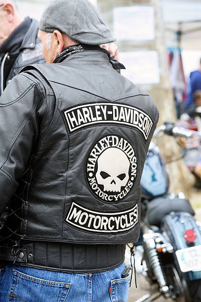 bordado nas costas do casaco jaqueta de motoqueiro - harley davidson engine motorcycle style imagens e fotografias de stock