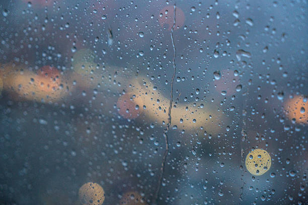 デフォーカスライトと水のしぶきで雨の「wet （ウェット）」の窓