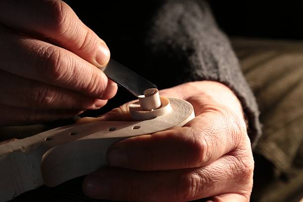 violín cafetera - making craftsperson italian music musical instrument fotografías e imágenes de stock