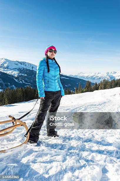 Mujer Joven Con Trineo Disfruta Del Invierno Foto de stock y más banco de imágenes de 2015 - 2015, Actividad, Adulto