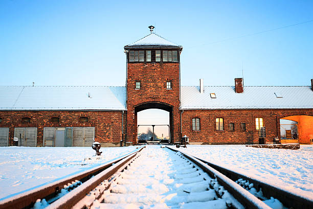 entrada principal a nazis campo de concentración de auschwitz birkenau. - adolf hitler fotografías e imágenes de stock
