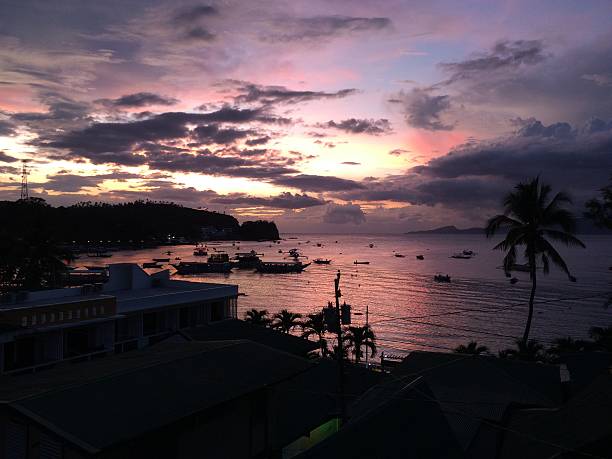 tramonto, sabang, puerto galera, filippine - puerto galera foto e immagini stock