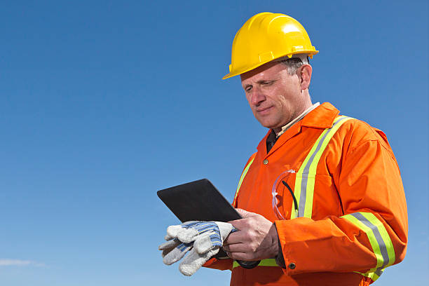 строительный рабочий, и планшетный пк - oil industry digital tablet manual worker mining стоковые фото и изображения