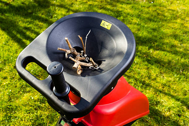 gai dans le jardin - broyeur de branches photos et images de collection