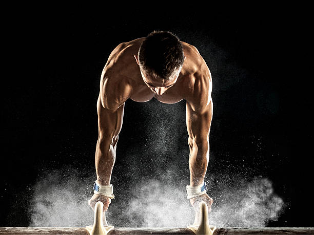 homme gymnaste en équilibre sur les mains sur un cheval-d'arçons - male body sport exercising photos et images de collection