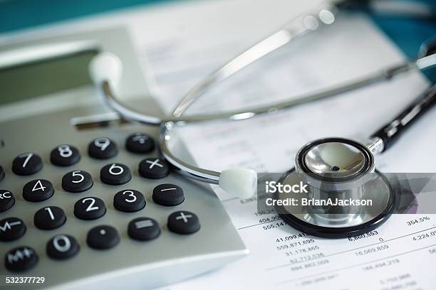 Finanzen Scheck Oder Kosten Für Die Gesundheitsversorgung Stockfoto und mehr Bilder von Antragsformular