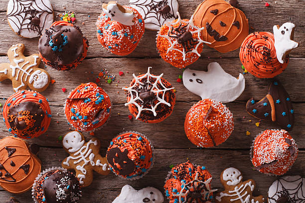 cupcakes de halloween y pan de jengibre cookies vista superior horizontal - baked cake cupcake decoration fotografías e imágenes de stock