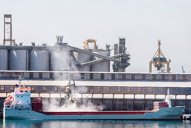 barco a ser carregado de grãos na porta - port de barcelona imagens e fotografias de stock