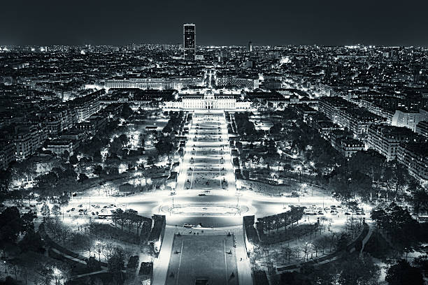 noc widok na paryż z wieży eiffla - paris france roof apartment aerial view zdjęcia i obrazy z banku zdjęć