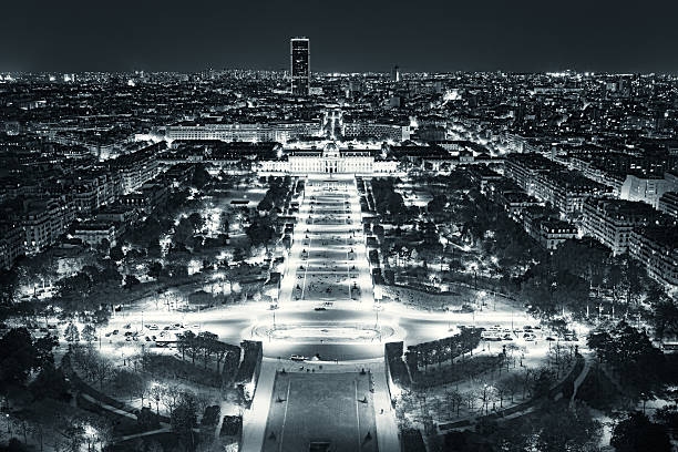 vista noturna de paris, da torre eiffel - paris france roof apartment aerial view - fotografias e filmes do acervo