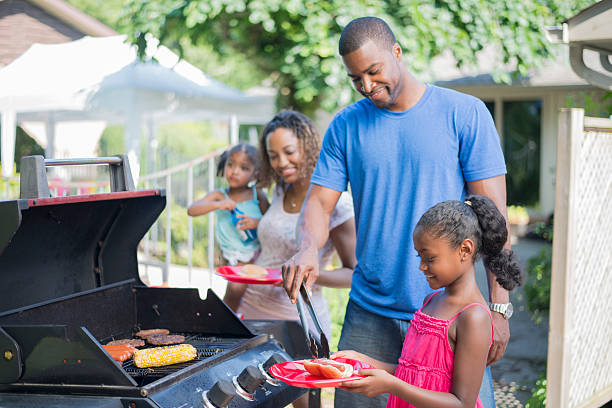 familia barbacoa en día del padre - cocido a la parrilla fotografías e imágenes de stock