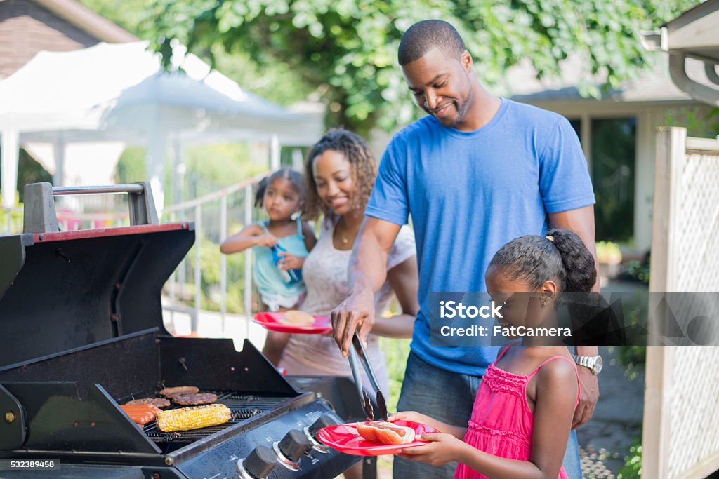 Rodziny z grilla na Dzień Ojca - Zbiór zdjęć royalty-free (Grillowany)