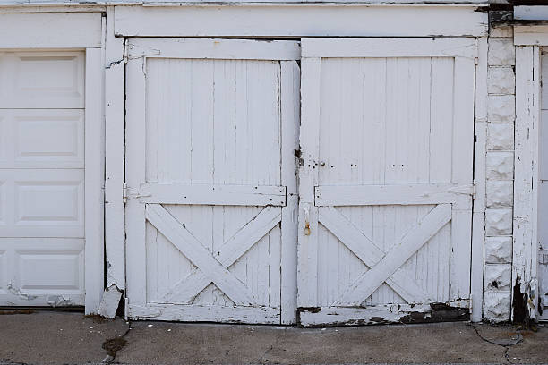 istock Garage door with peeling paint 532390426
