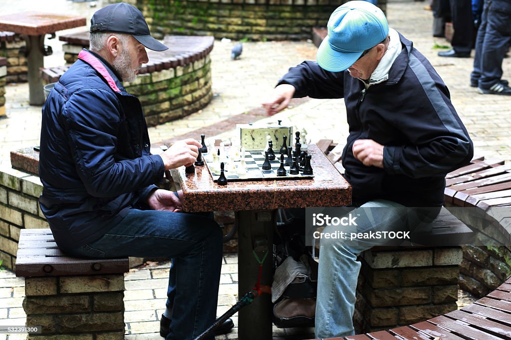 Foto de Homens Idosos Dois Velhos Jogando Xadrez No Parque e mais fotos de  stock de Xadrez - Jogo de tabuleiro - iStock