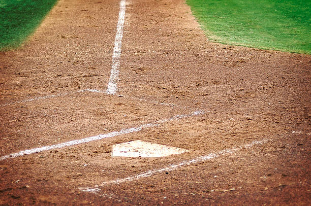 istock Home Plate On Grass And Dirt Baseball Playing Field 532391422