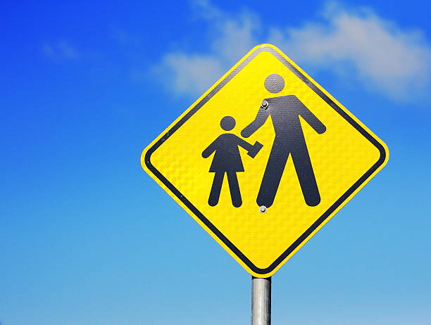 бразильский предупреждающий знак. - crossing education child school crossing sign стоковые фото и изображения