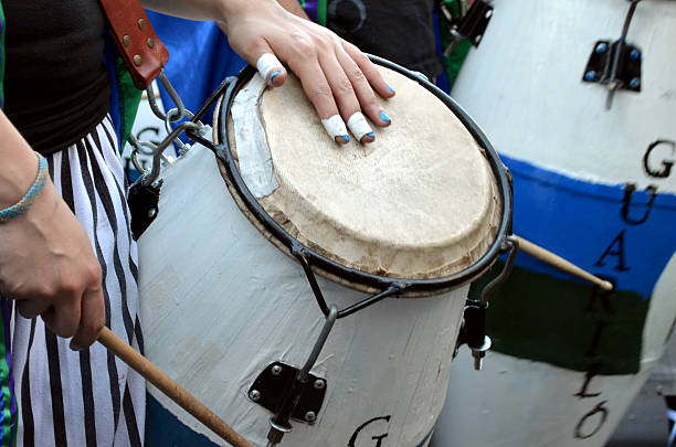 conga en mano - african descent african culture drum history foto e immagini stock