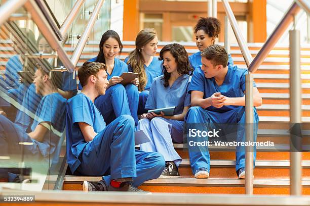 Medical Students Tomando Un Descanso En Los Pasos Foto de stock y más banco de imágenes de Estudiante de medicina - Estudiante de medicina, Escaleras, Escalones