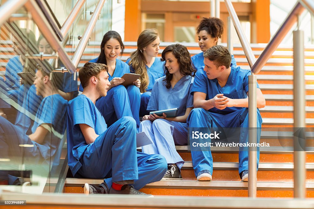 Medici studenti prendendo una pausa sulla procedura - Foto stock royalty-free di Studente di medicina