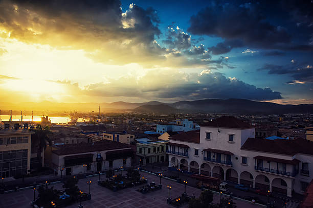 coucher de soleil nuageux après la tempête à baie de santiago de cuba - santiago de cuba photos et images de collection