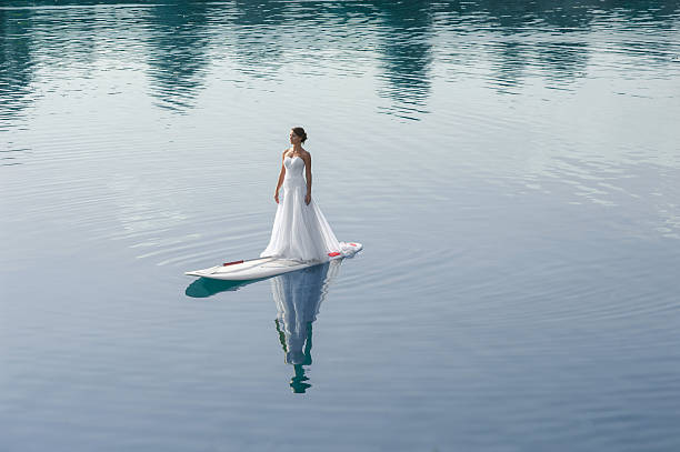 sposa stand fino paddleboard02 - paddleboard oar women lake foto e immagini stock