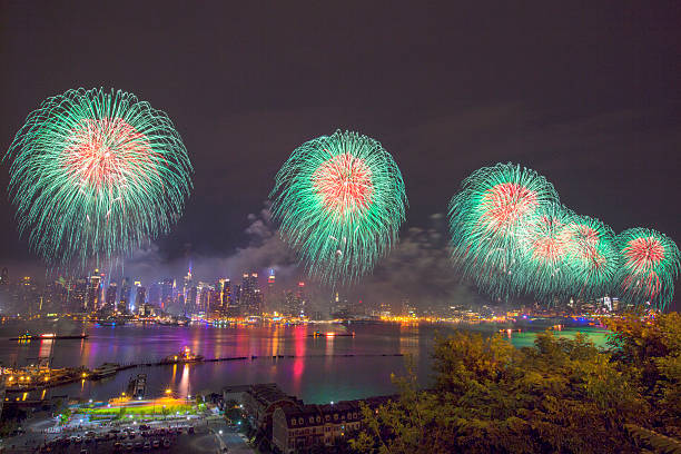 cidade de nova york syncronized fogos de artifício - new york state skyline new york city vibrant color - fotografias e filmes do acervo