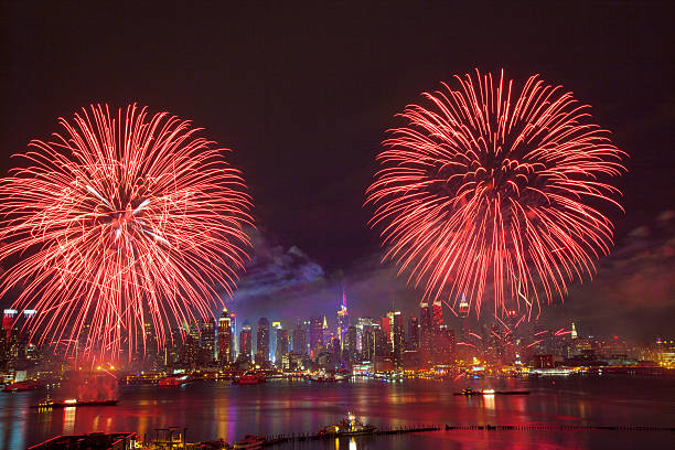 cidade de nova york syncronized fogos de artifício - new york state skyline new york city vibrant color - fotografias e filmes do acervo