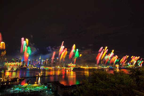 cidade de nova york syncronized fogos de artifício - new york state skyline new york city vibrant color - fotografias e filmes do acervo