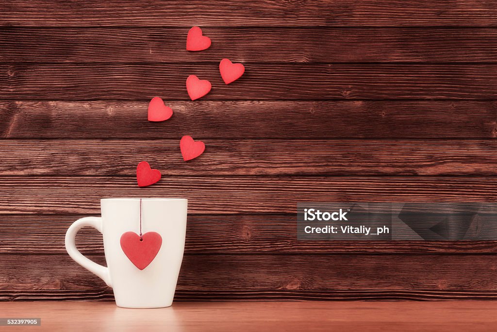 Taza con formas del corazón sobre fondo de madera - Foto de stock de Café - Bebida libre de derechos