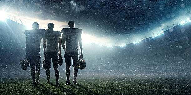 futbol amerykański graczy pod koniec gry, - football sports helmet american football football helmet zdjęcia i obrazy z banku zdjęć
