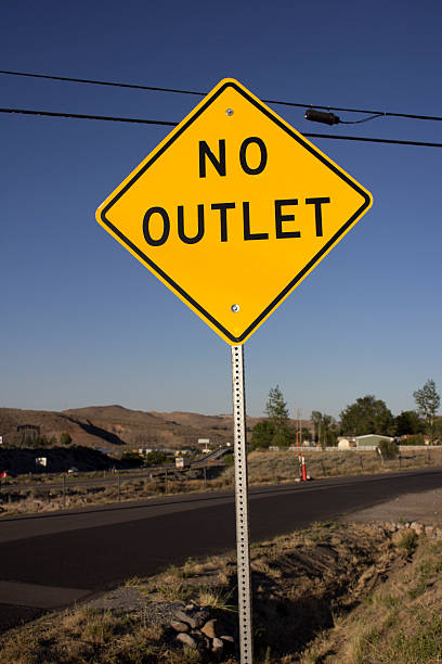 istock Yellow no outlet sign 532404782