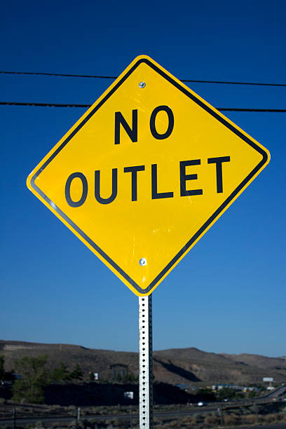 istock Yellow no outlet sign 532404934