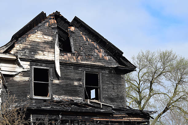 ruines d'une maison feu - crisis house burning color image photos et images de collection