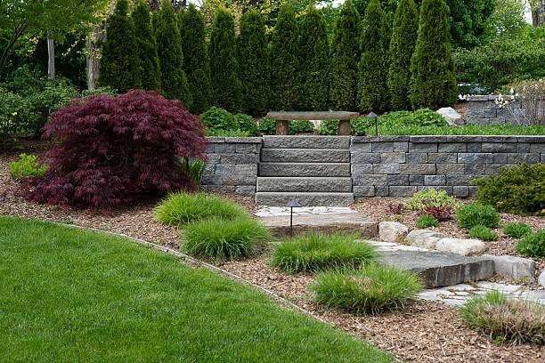 전문적이다 및 바위 지형, 포장기 - landscaped retaining wall stone flower bed 뉴스 사진 이미지