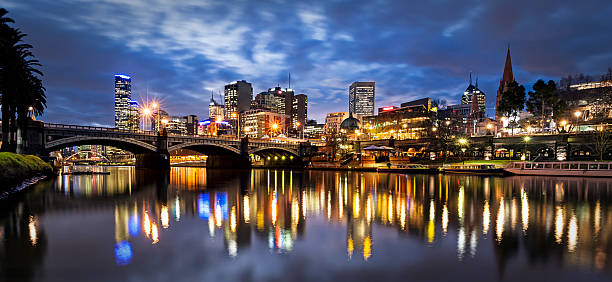 melbourne australia por la noche - melbourne australia yarra river river fotografías e imágenes de stock