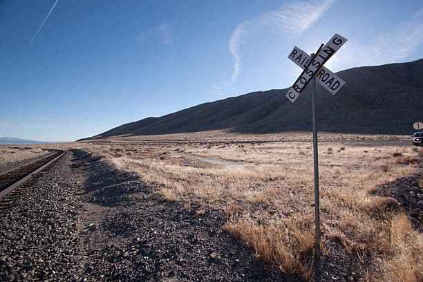 踏切砂漠のトラック - crossing railroad track boundary gate ストックフォトと画像